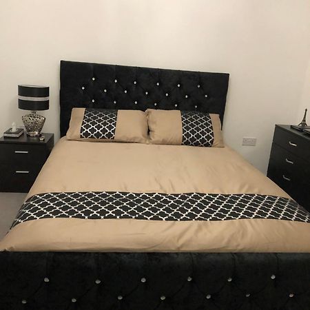 Luxury Kingsize Bedroom With Private Bathroom Northolt  Exteriér fotografie
